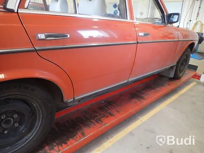 Mercedes 300D 1978 personbil - OMSTARTAD