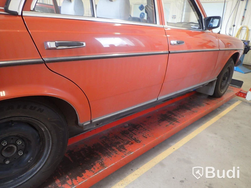 Mercedes 300D 1978 personbil - OMSTARTAD