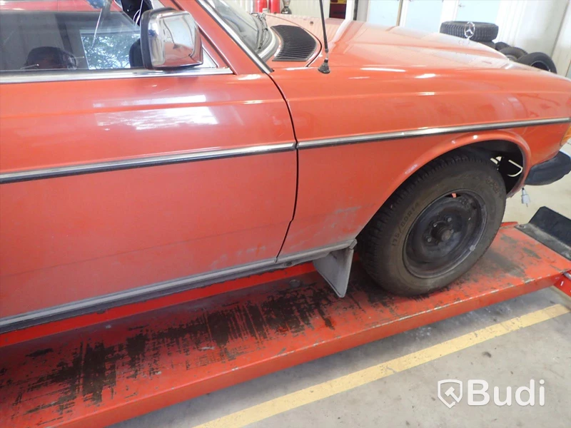 Mercedes 300D 1978 personbil - OMSTARTAD