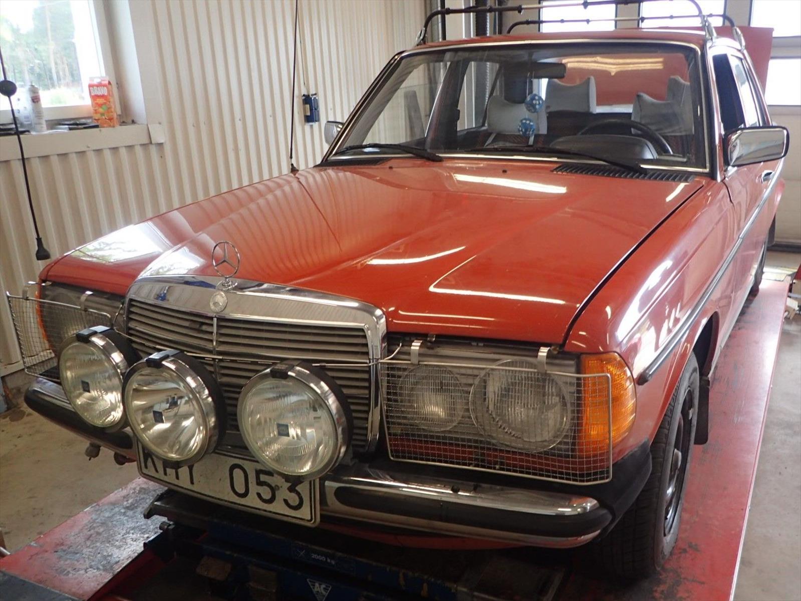 Mercedes 300D 1978 personbil - OMSTARTAD