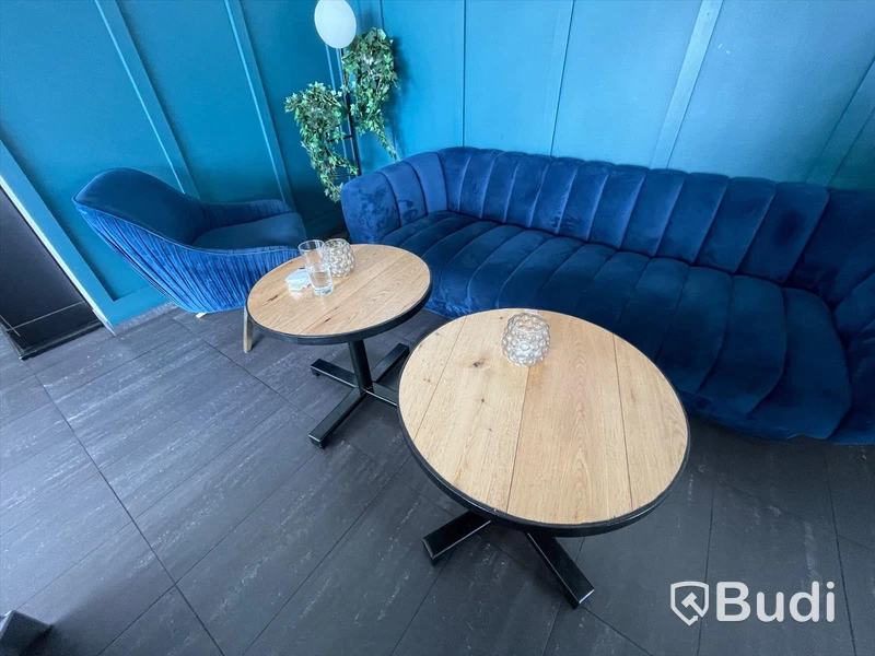 Soffa, fåtölj och 2st bord, lampa med hyllplan