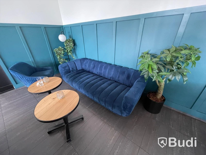 Soffa, fåtölj och 2st bord, lampa med hyllplan