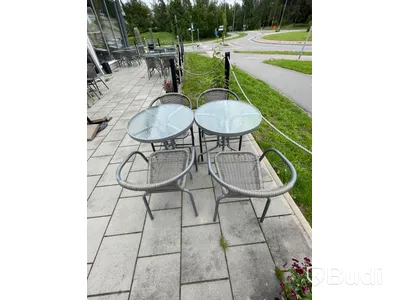 Uteplats: 16st bord, 24 stolar, avspärrning, 8st blomkrukor, parasollfot