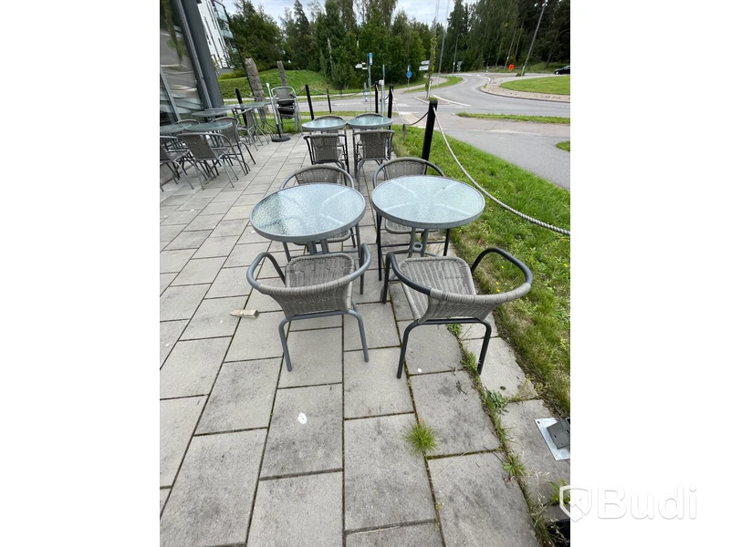 Uteplats: 16st bord, 24 stolar, avspärrning, 8st blomkrukor, parasollfot