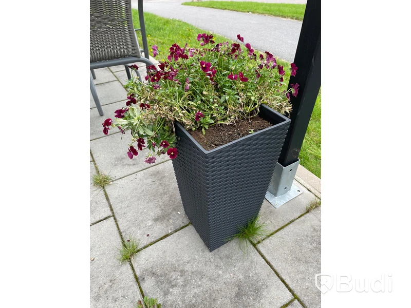 Uteplats: 16st bord, 24 stolar, avspärrning, 8st blomkrukor, parasollfot