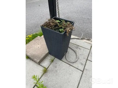 Uteplats: 16st bord, 24 stolar, avspärrning, 8st blomkrukor, parasollfot