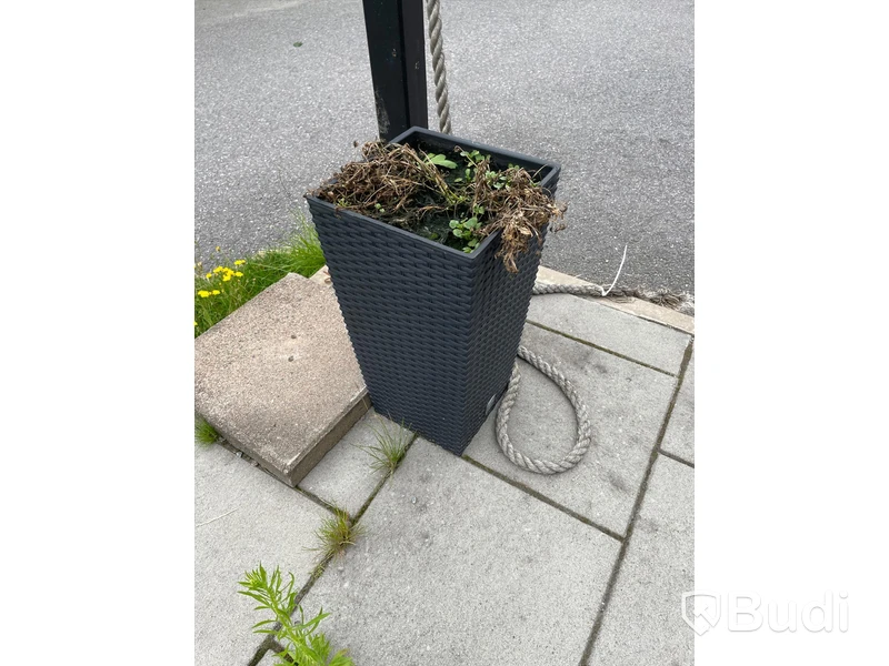 Uteplats: 16st bord, 24 stolar, avspärrning, 8st blomkrukor, parasollfot