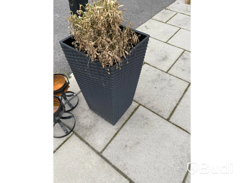 Uteplats: 16st bord, 24 stolar, avspärrning, 8st blomkrukor, parasollfot