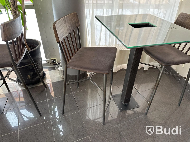 Barbord i glas/metall samt 2st barstolar - omstartad pga felaktigt bud
