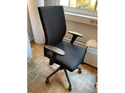 Skrivbord IKEA samt kontorsstol