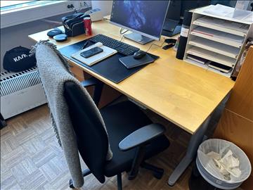 Skrivbord IKEA samt kontorsstol