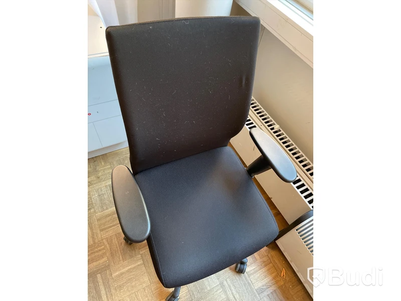 Skrivbord IKEA samt kontorsstol