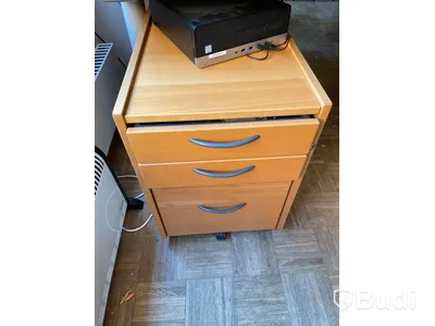 Skrivbord IKEA samt kontorsstol