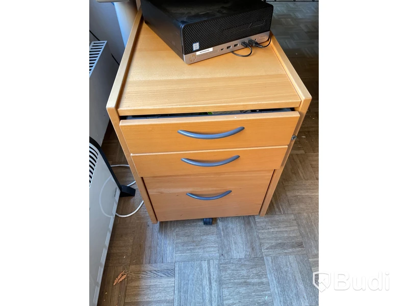 Skrivbord IKEA samt kontorsstol