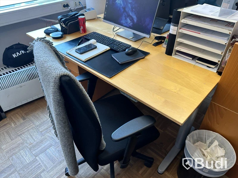Skrivbord IKEA samt kontorsstol