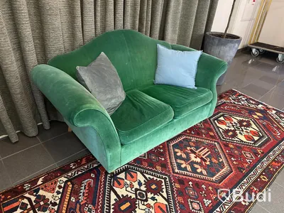 Grön soffa, 166x75x80 cm Obs! Fläckar förekommer.