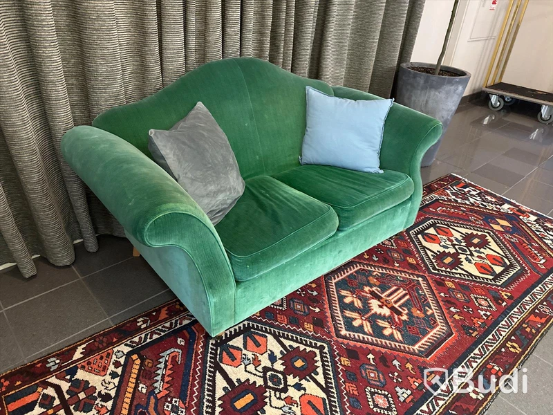 Grön soffa, 166x75x80 cm Obs! Fläckar förekommer.