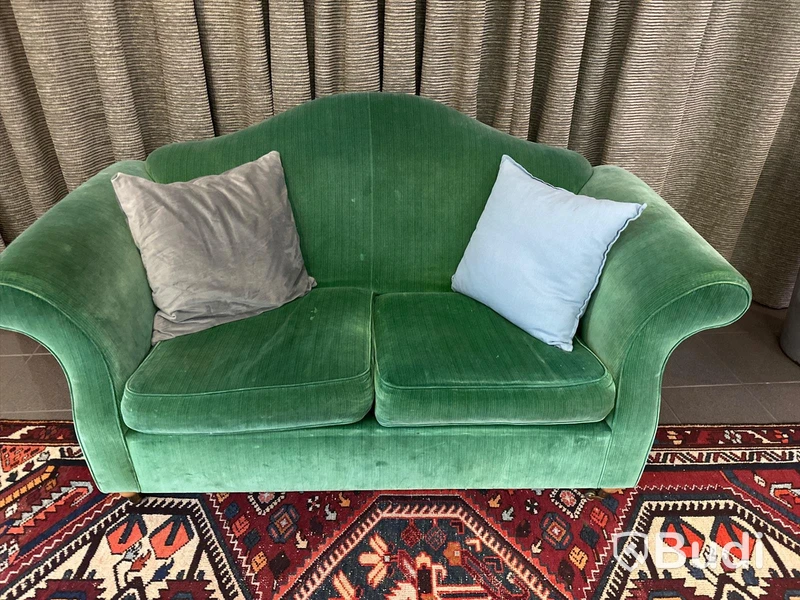 Grön soffa, 166x75x80 cm Obs! Fläckar förekommer.