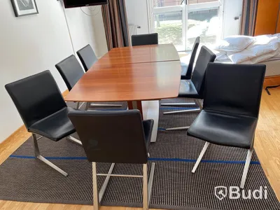 Konferensbord, 8st skinnstolar, matta, väggmonterad Samsung TV 32 tum, 2st whiteboards, Sängskåp