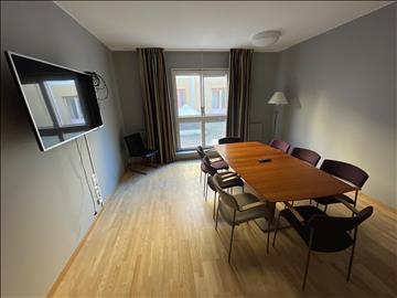 Konferensbord, 8st stolar efg, stol i skinn och metall BoConcept, papperskorg brabantia, Philips TV 50 tum, Golvlampa, Gardiner