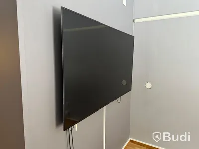 5st konferensstolar Johansson Design på hjul, matta, Sony 65 tums TV, avlastningbord, gardiner, konferensbord