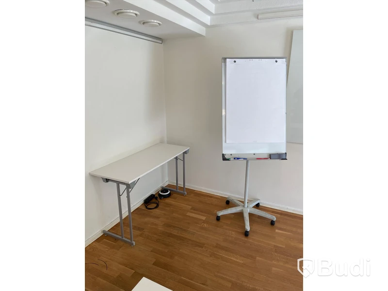 16st EFG Stolar, 8st balzar Beskow, 10st bord, 1st ståbord, whiteboard, tamburmajor, blädderblockstativ på hjul