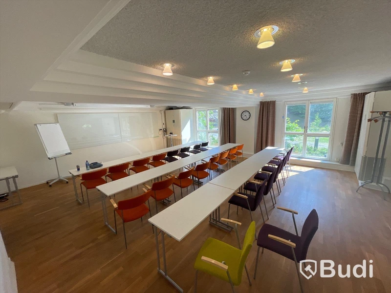 16st EFG Stolar, 8st balzar Beskow, 10st bord, 1st ståbord, whiteboard, tamburmajor, blädderblockstativ på hjul
