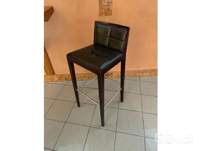 Vägghängt bord samt barstol