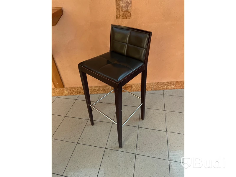 Vägghängt bord samt barstol