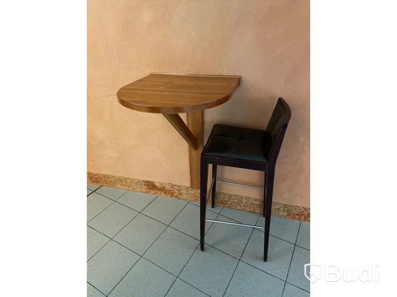 Vägghängt bord samt barstol