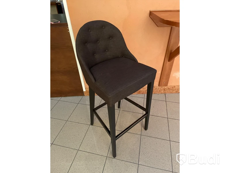 Vägghängt bord samt barstol