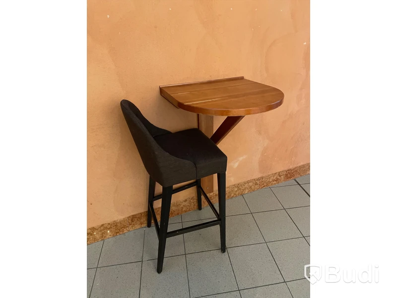 Vägghängt bord samt barstol