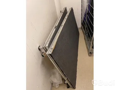 Förrådsrum, 2 st scenmoduler, 9 st fällbara ståbord med svart strumpa, 4 st fällbord