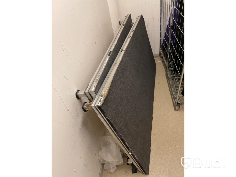 Förrådsrum, 2 st scenmoduler, 9 st fällbara ståbord med svart strumpa, 4 st fällbord