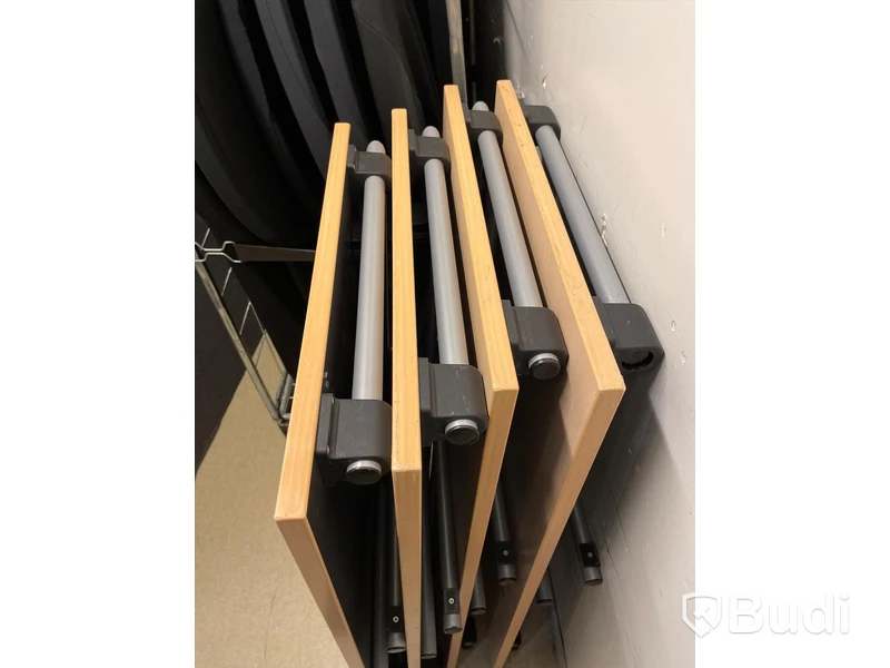 Förrådsrum, 2 st scenmoduler, 9 st fällbara ståbord med svart strumpa, 4 st fällbord