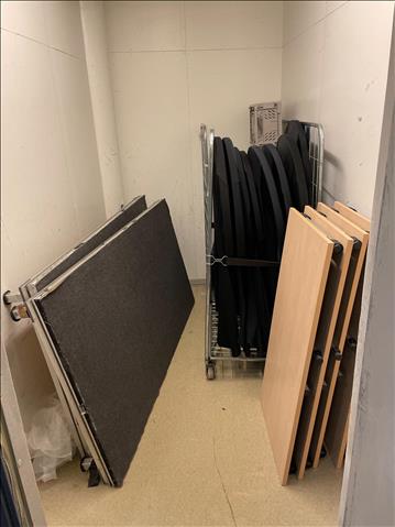 Förrådsrum, 2 st scenmoduler, 9 st fällbara ståbord med svart strumpa, 4 st fällbord