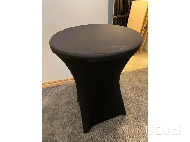 Förrådsrum, 2 st scenmoduler, 9 st fällbara ståbord med svart strumpa, 4 st fällbord