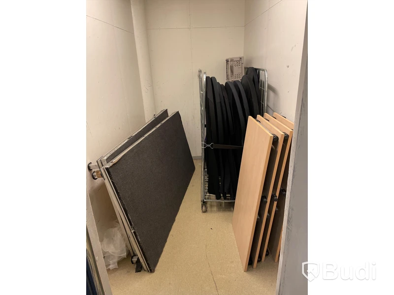 Förrådsrum, 2 st scenmoduler, 9 st fällbara ståbord med svart strumpa, 4 st fällbord