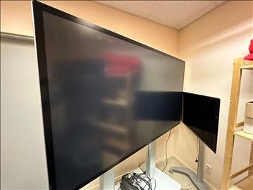 Bestboard, stor tv, 85 tum med inbyggd dator på SMS-stativ Obs! Saknar fjärrkontroll 