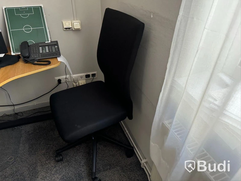 4 st gula barstolar, whiteboard, skrivbord, kontorsstol, bokhyllor