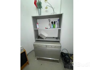 4 st gula barstolar, whiteboard, skrivbord, kontorsstol, bokhyllor