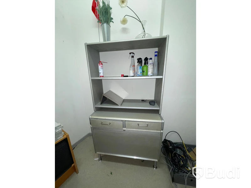 4 st gula barstolar, whiteboard, skrivbord, kontorsstol, bokhyllor