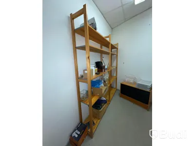 4 st gula barstolar, whiteboard, skrivbord, kontorsstol, bokhyllor
