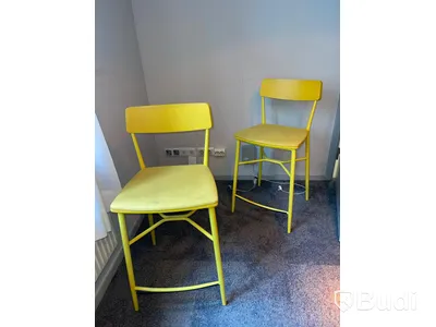4 st gula barstolar, whiteboard, skrivbord, kontorsstol, bokhyllor