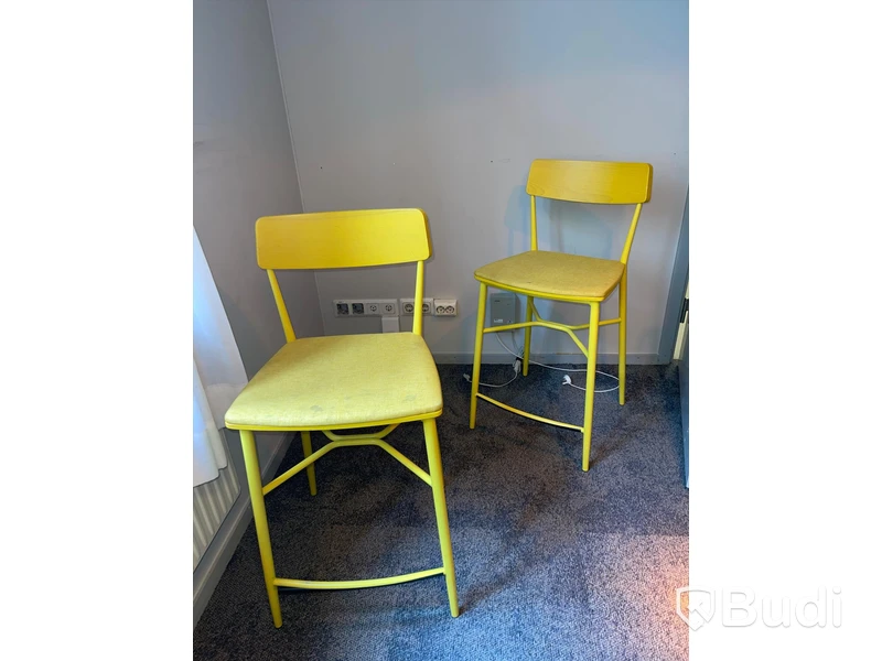 4 st gula barstolar, whiteboard, skrivbord, kontorsstol, bokhyllor