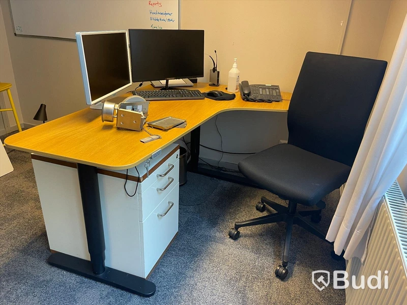 4 st gula barstolar, whiteboard, skrivbord, kontorsstol, bokhyllor