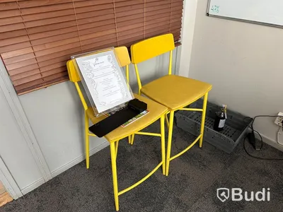 4 st gula barstolar, whiteboard, skrivbord, kontorsstol, bokhyllor