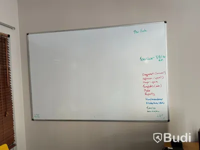 4 st gula barstolar, whiteboard, skrivbord, kontorsstol, bokhyllor
