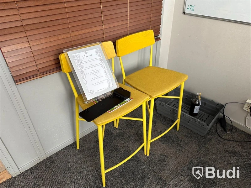 4 st gula barstolar, whiteboard, skrivbord, kontorsstol, bokhyllor