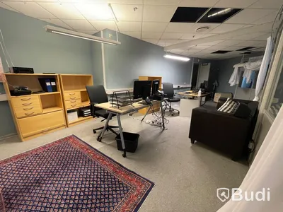 Skinnsoffa, 3 st skrivbord samt skrivbordsstolar, 3 st förvaringsskåp, 4 st datorskärmar HP och Samsung, 3 st kontorsstolar, matta